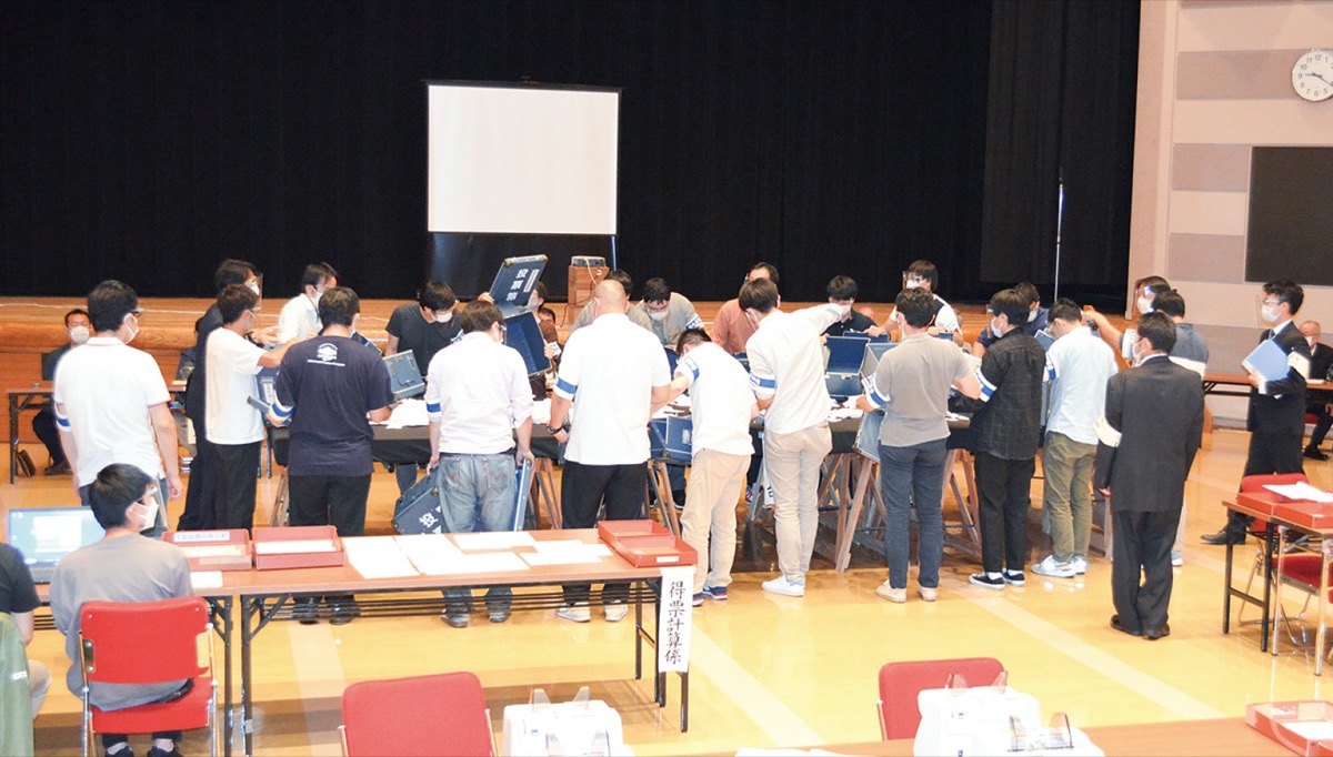 開票作業の様子（仙石原文化センター）