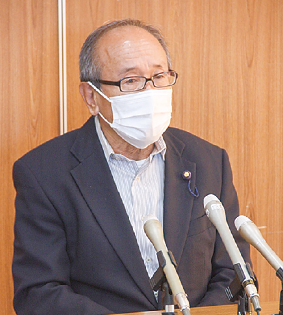 会見に臨んだ青木町議