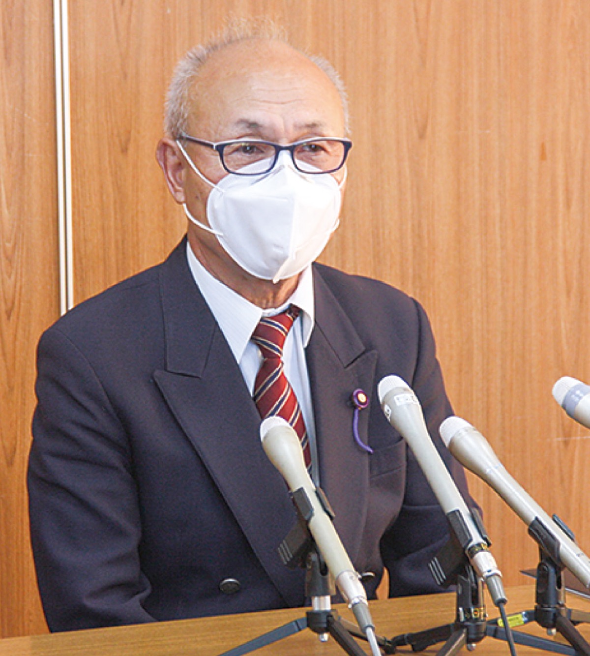 議長職辞任を表明した岩本町議