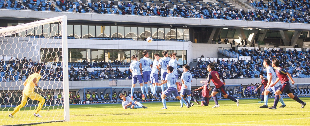 セットプレーで桐光ゴールに迫る