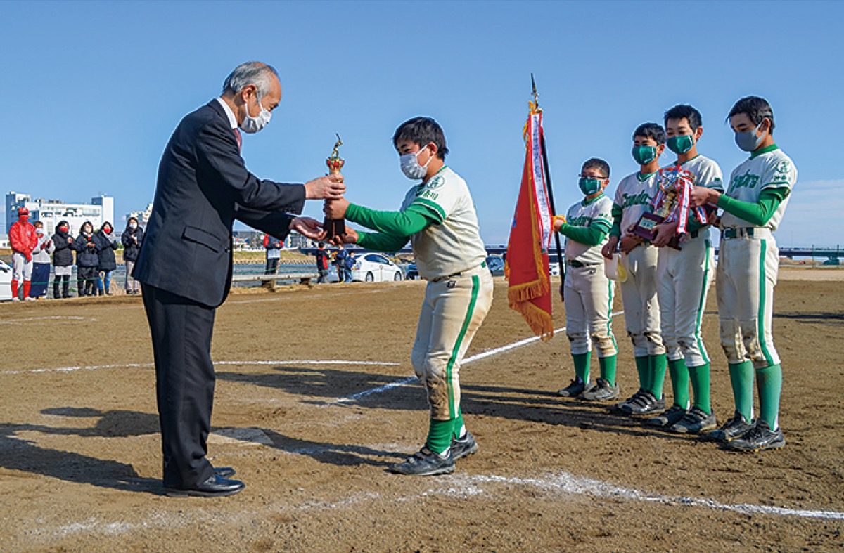 トロフィーを受け取る鴨宮コンドルズの選手