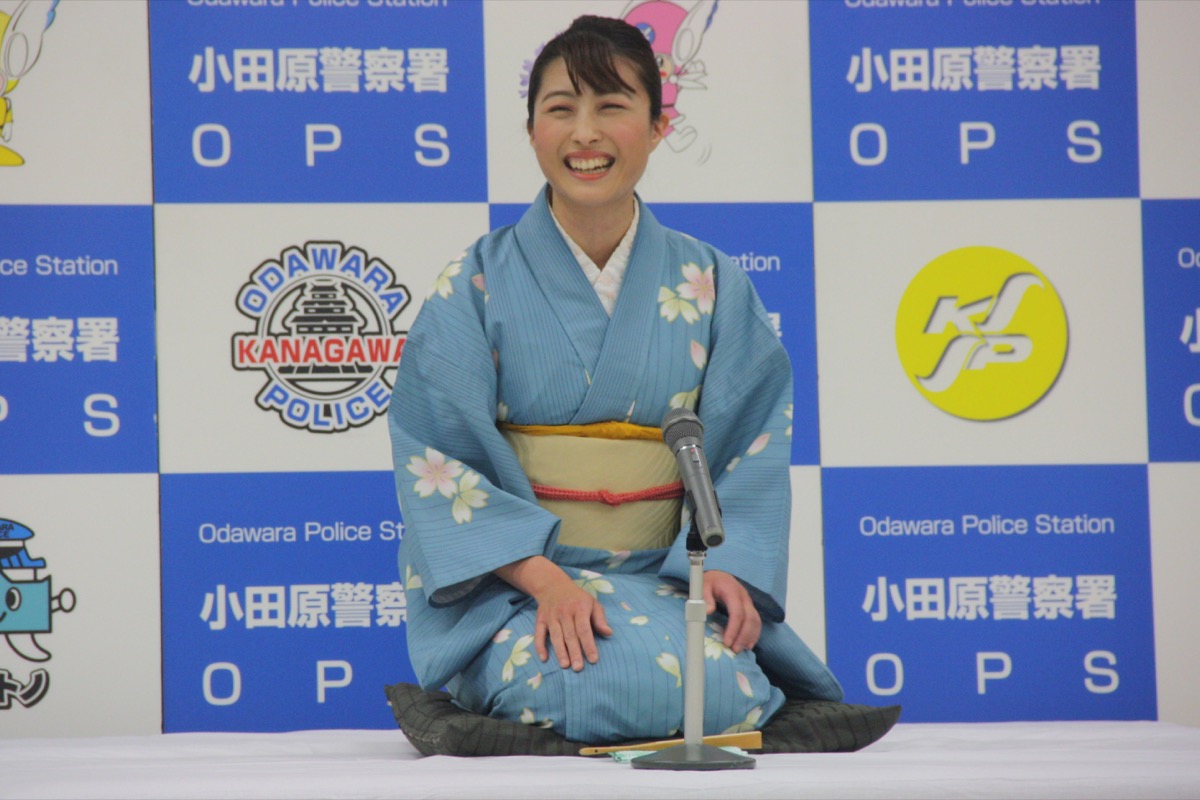 A female announcer who performed Rakugo was appriciated by police