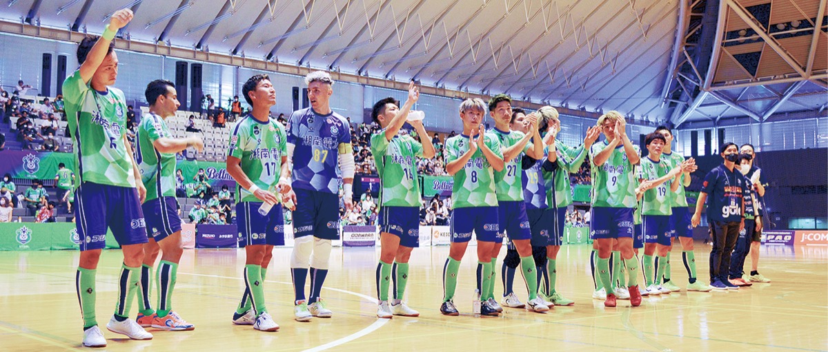 勝利を喜ぶ選手たち