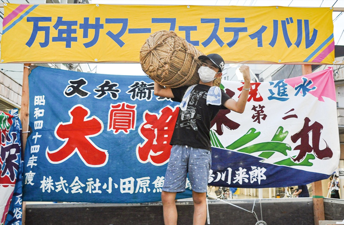 舞台で喜ぶ中良君