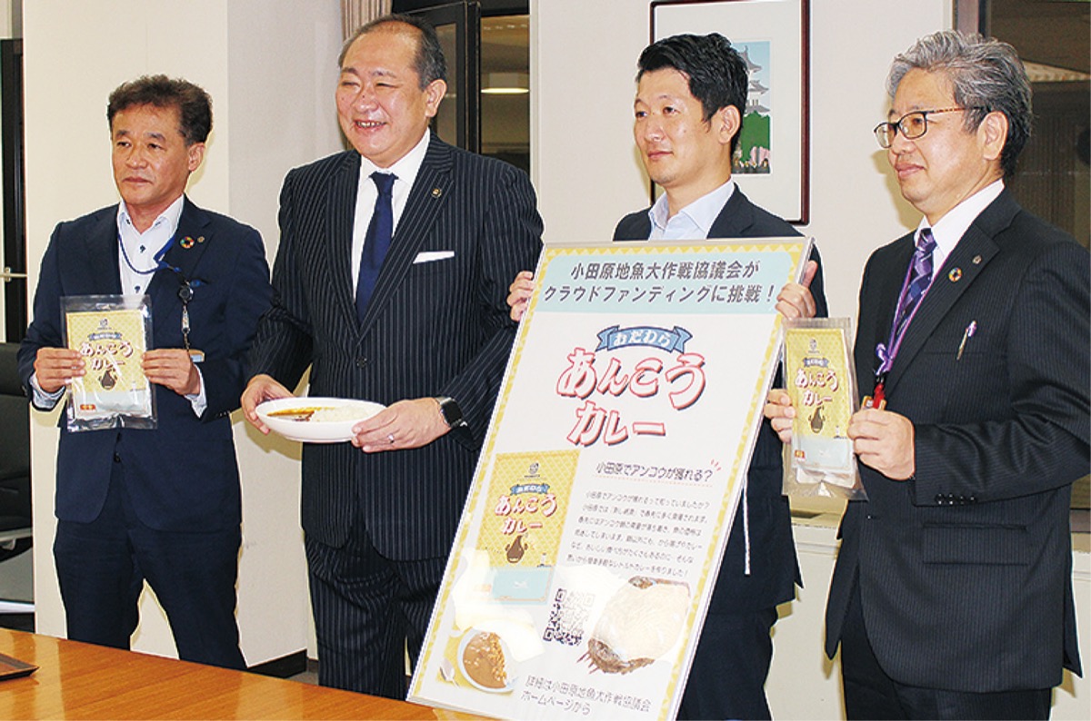 試食会でカレーをＰＲする市川副会長（右から２人目）