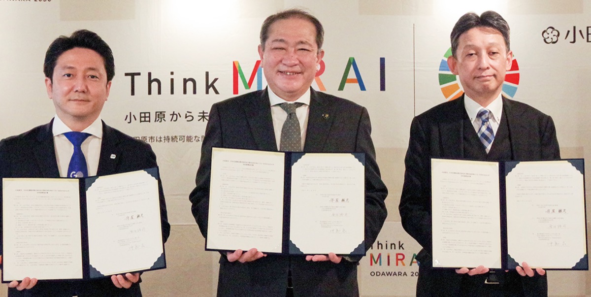 MoTの中島代表取締役社長(左)と日本交通横浜の金田代表取締役社長(右)