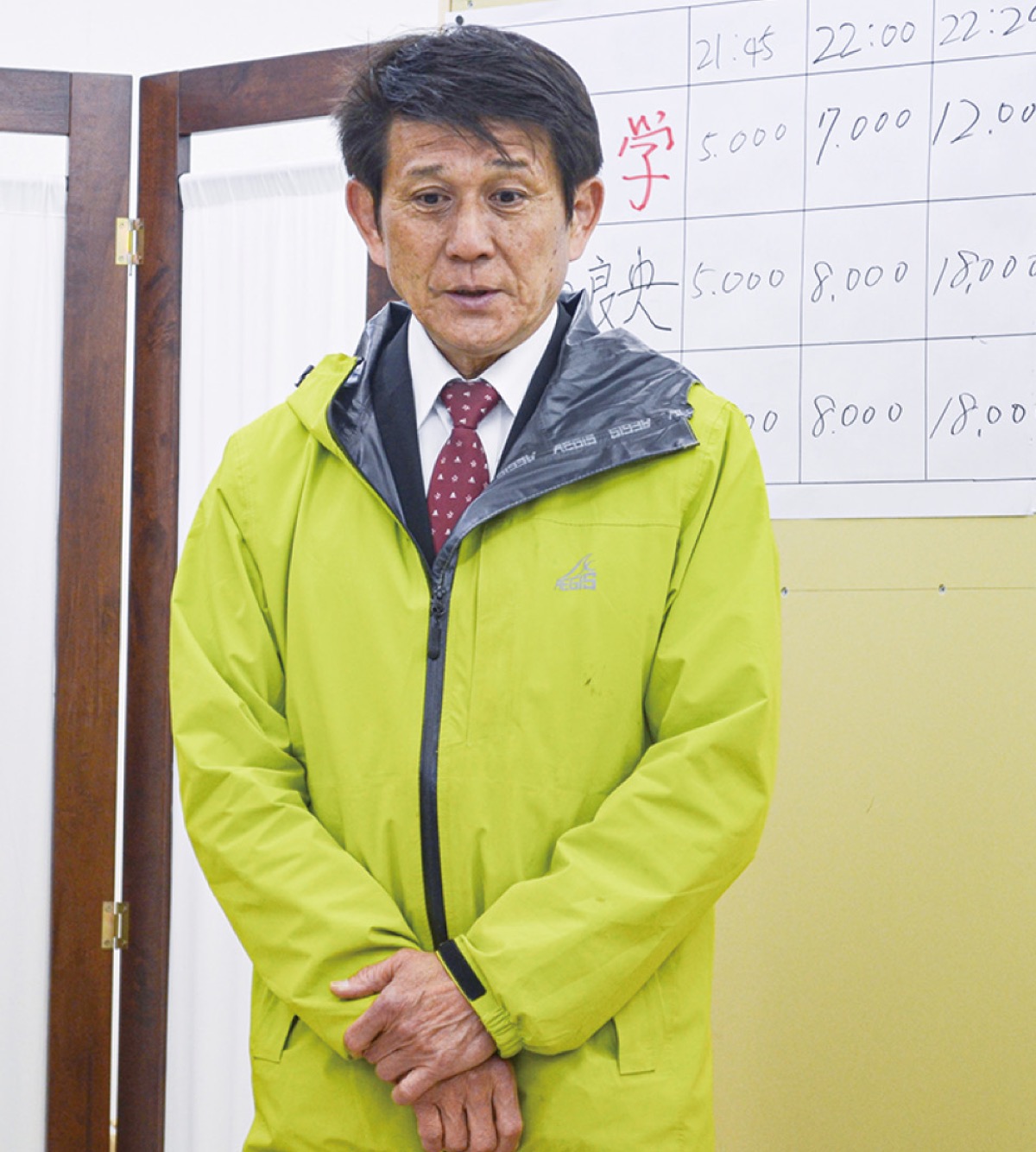 敗戦の弁を述べる大村氏
