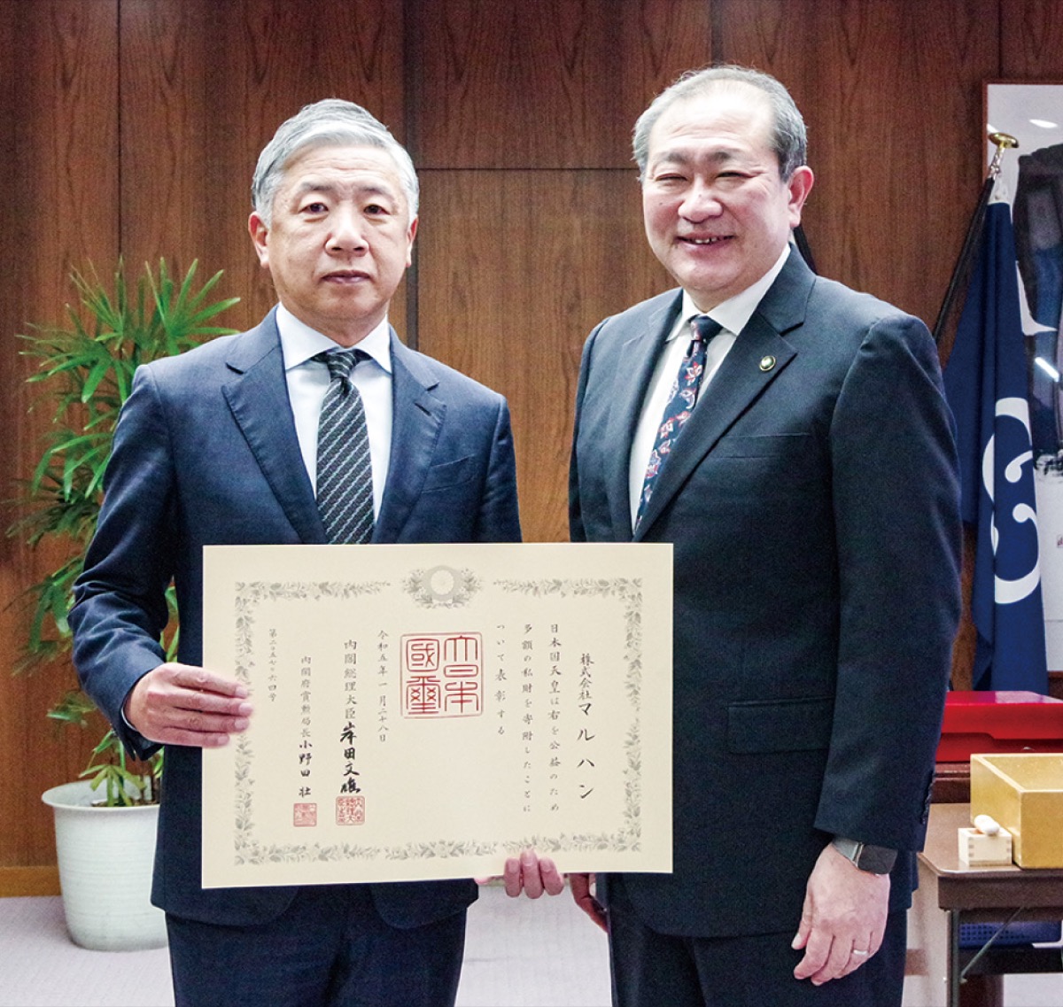 褒章を受け取った韓社長（左）