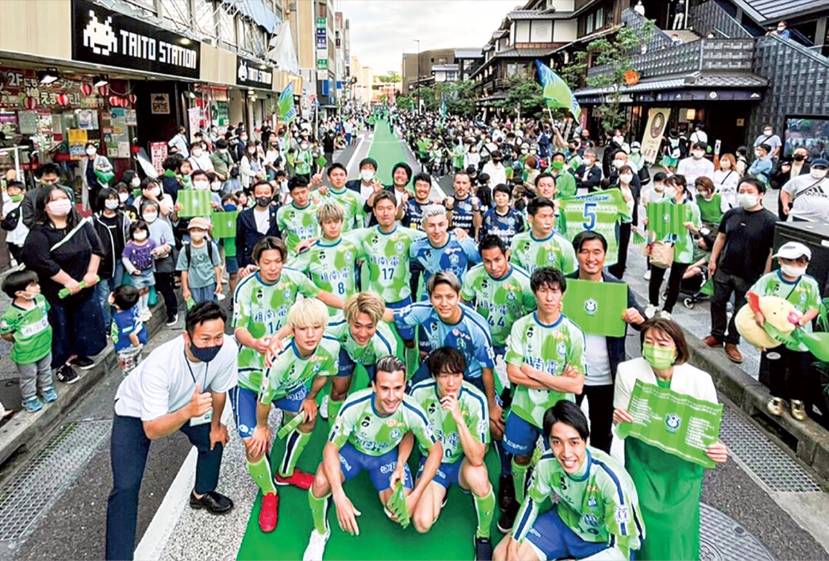 昨年はサポーターらが通りを埋めた（湘南ベルマーレフットサルクラブ提供）