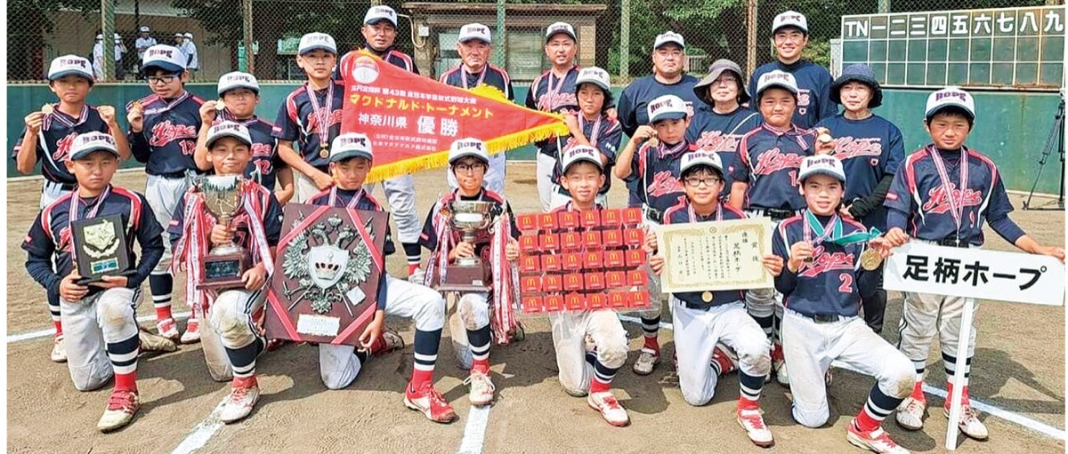 賞状やトロフィーを掲げる選手ら