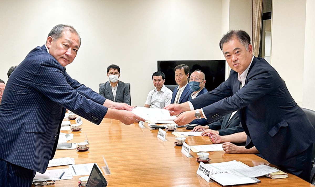 守屋市長に要望書を手渡す藤井支部長（右）