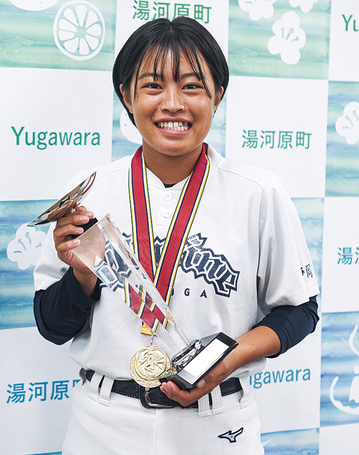 優勝トロフィーを持つ室伏さん
