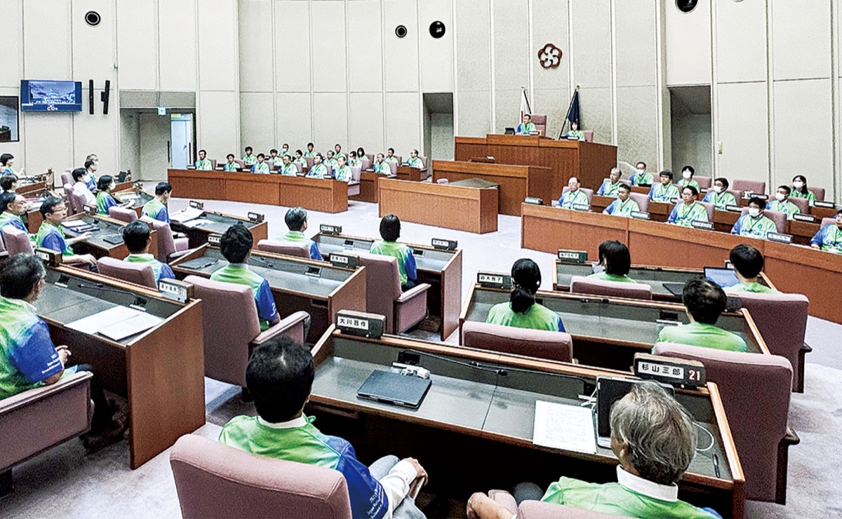 ベルマーレのユニフォームを着た市議、市職員ら