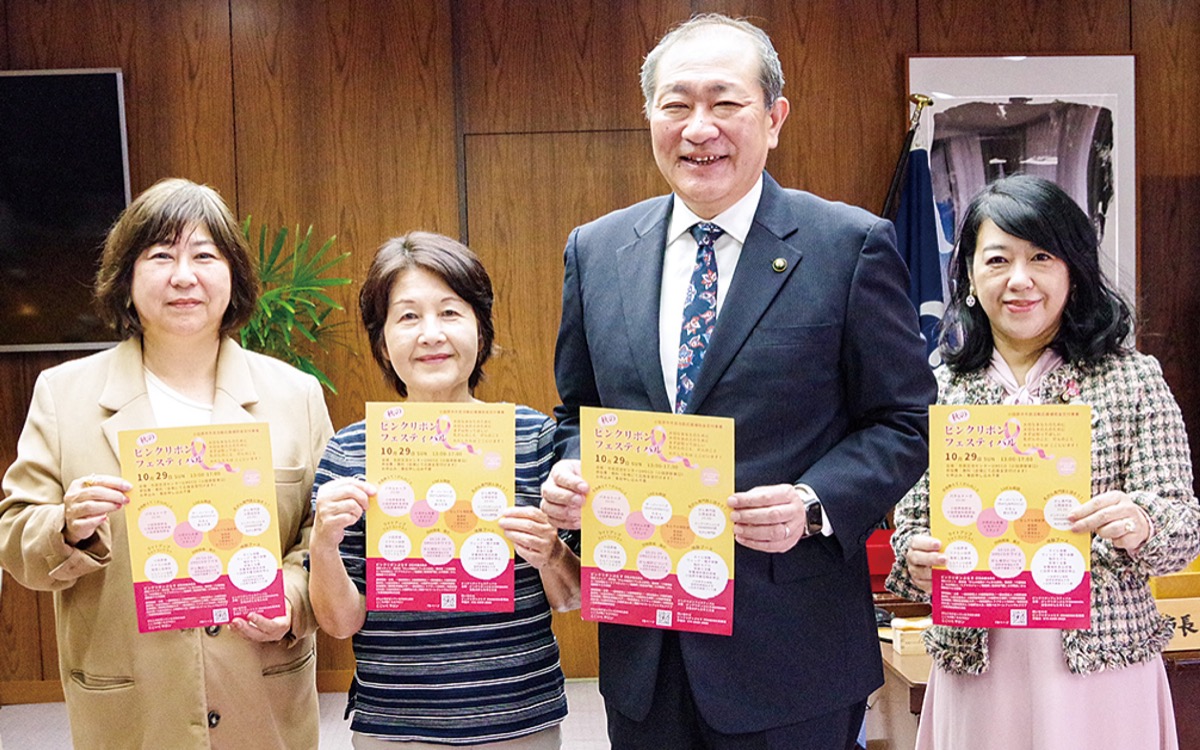 守屋市長と前川さん(中央左)