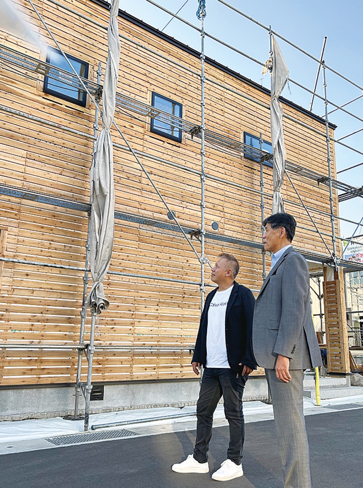 中川工務店が手掛ける分譲地で、建設中の高性能住宅を見学する小杉社長と中川専務(小田原市曽比)