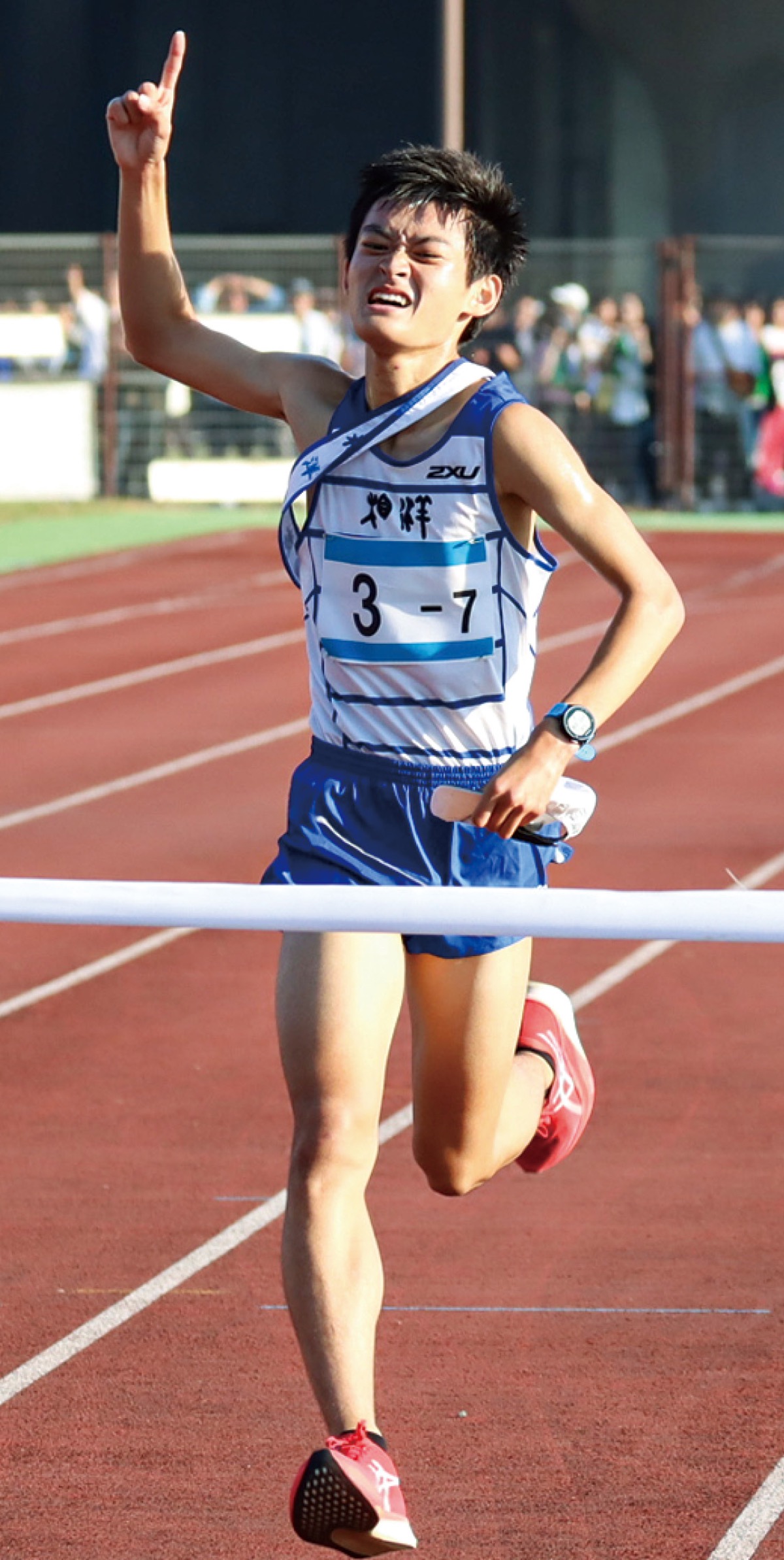 勝利を確信して人差し指を掲げる馬場さん