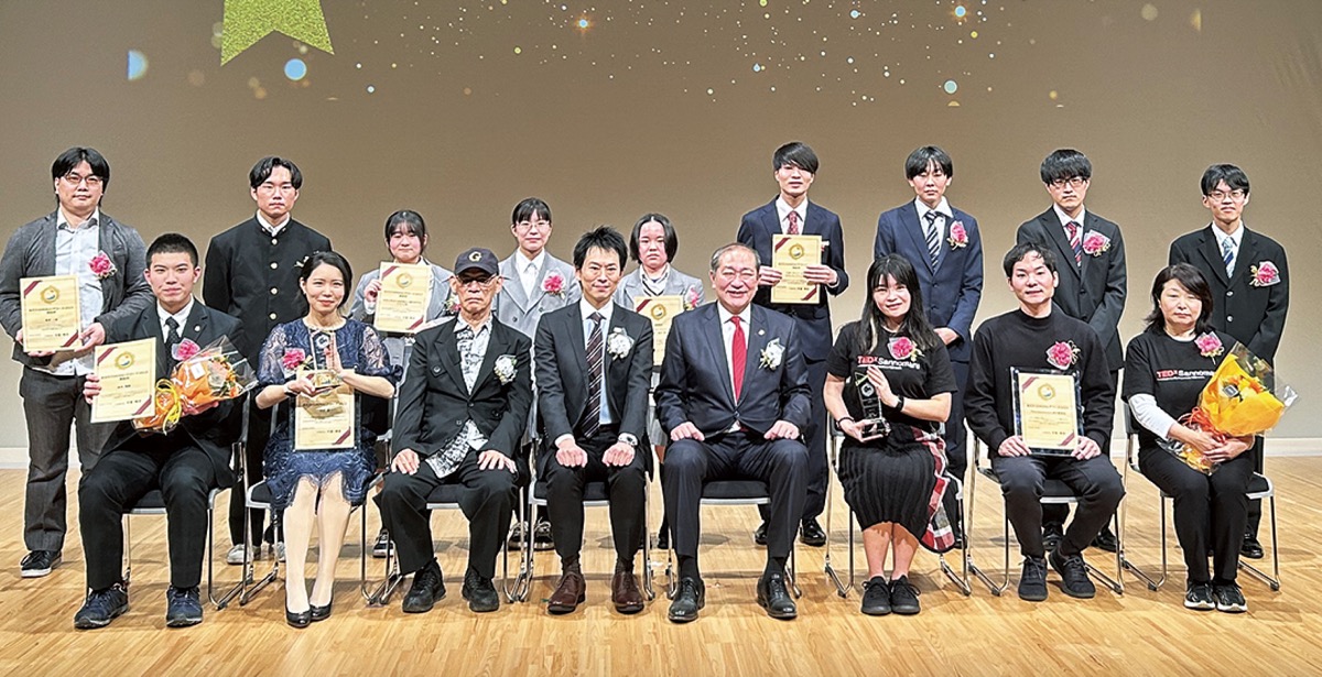若者の挑戦に光あて表彰 (写真1)