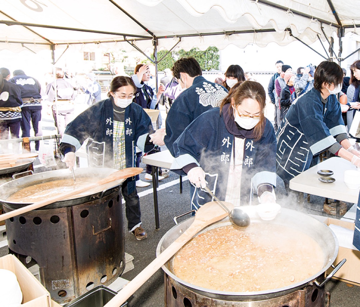 1千食の豚汁を振る舞う（写真は過去）