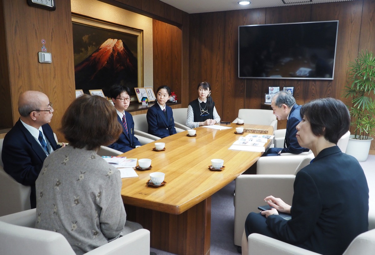 守屋市長へ報告する様子