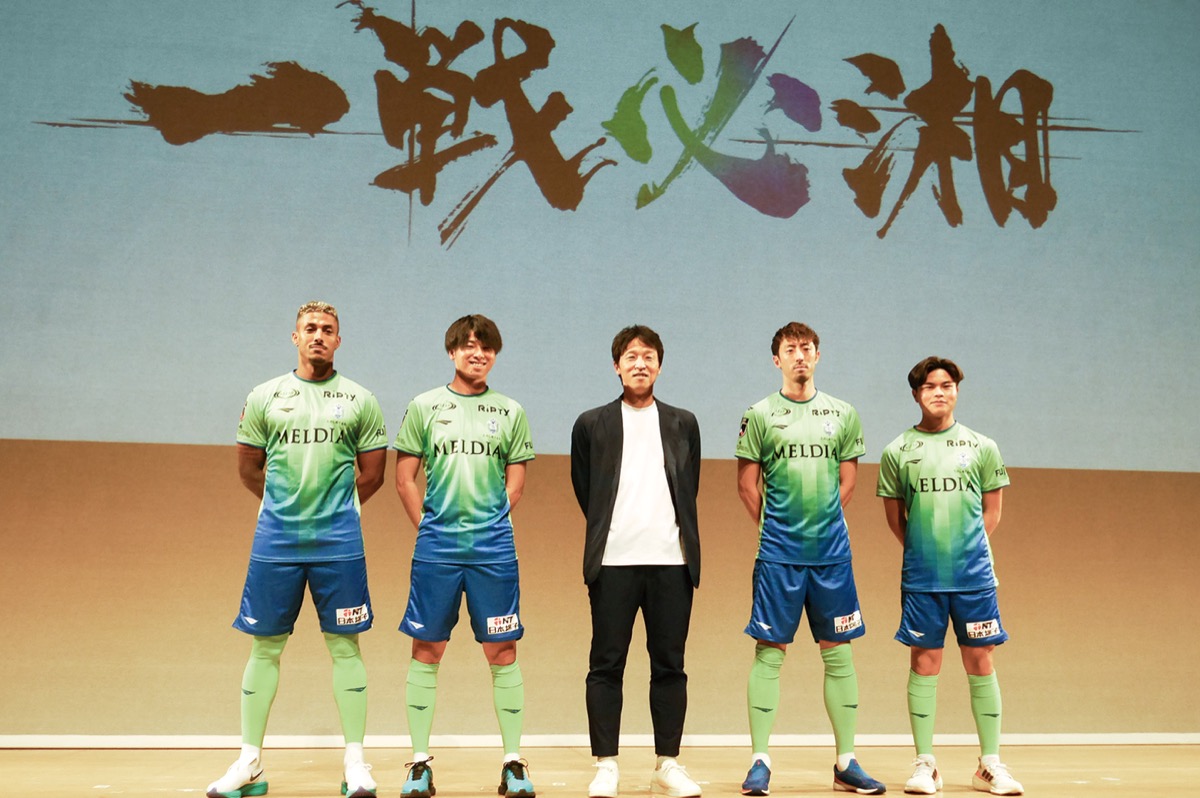 山口監督（中央）と左から新加入の選手ら