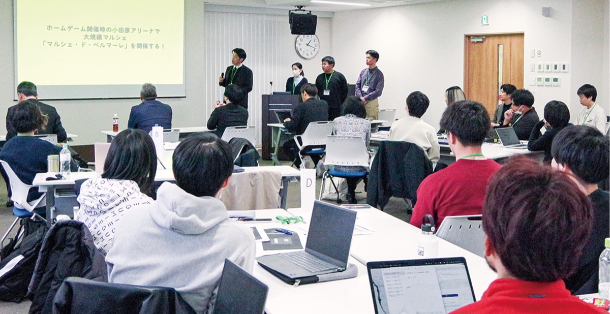 各チームが独自のプレゼンを行った