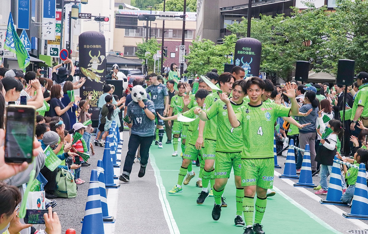 観客の声援に応える湘南ベルマーレフットサルクラブの選手たち