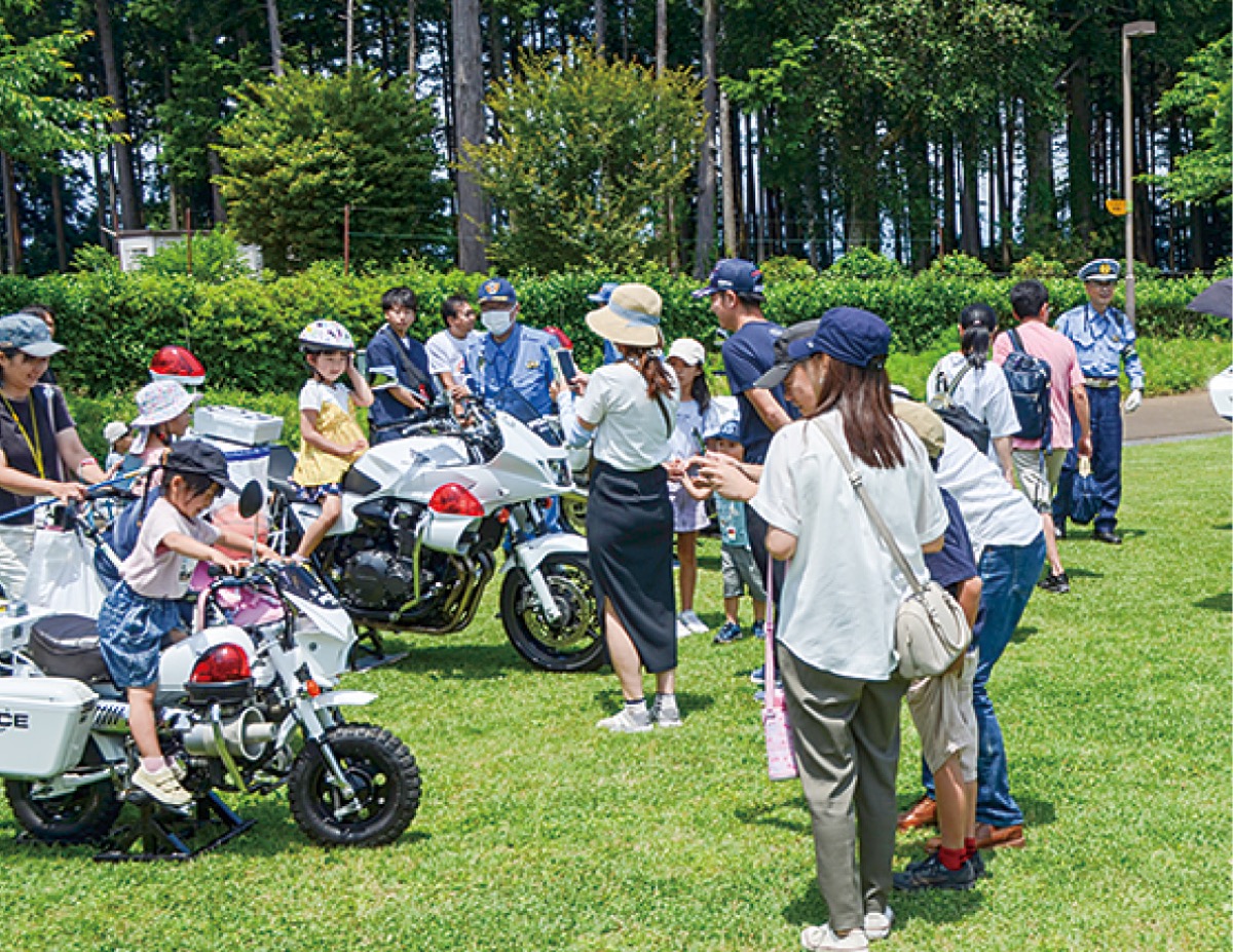 白バイに乗って撮影する家族