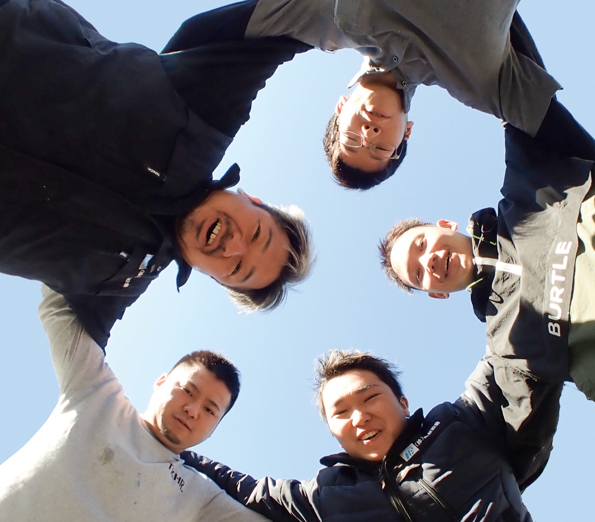 円陣を組んで“あい”を語る若手社員たち