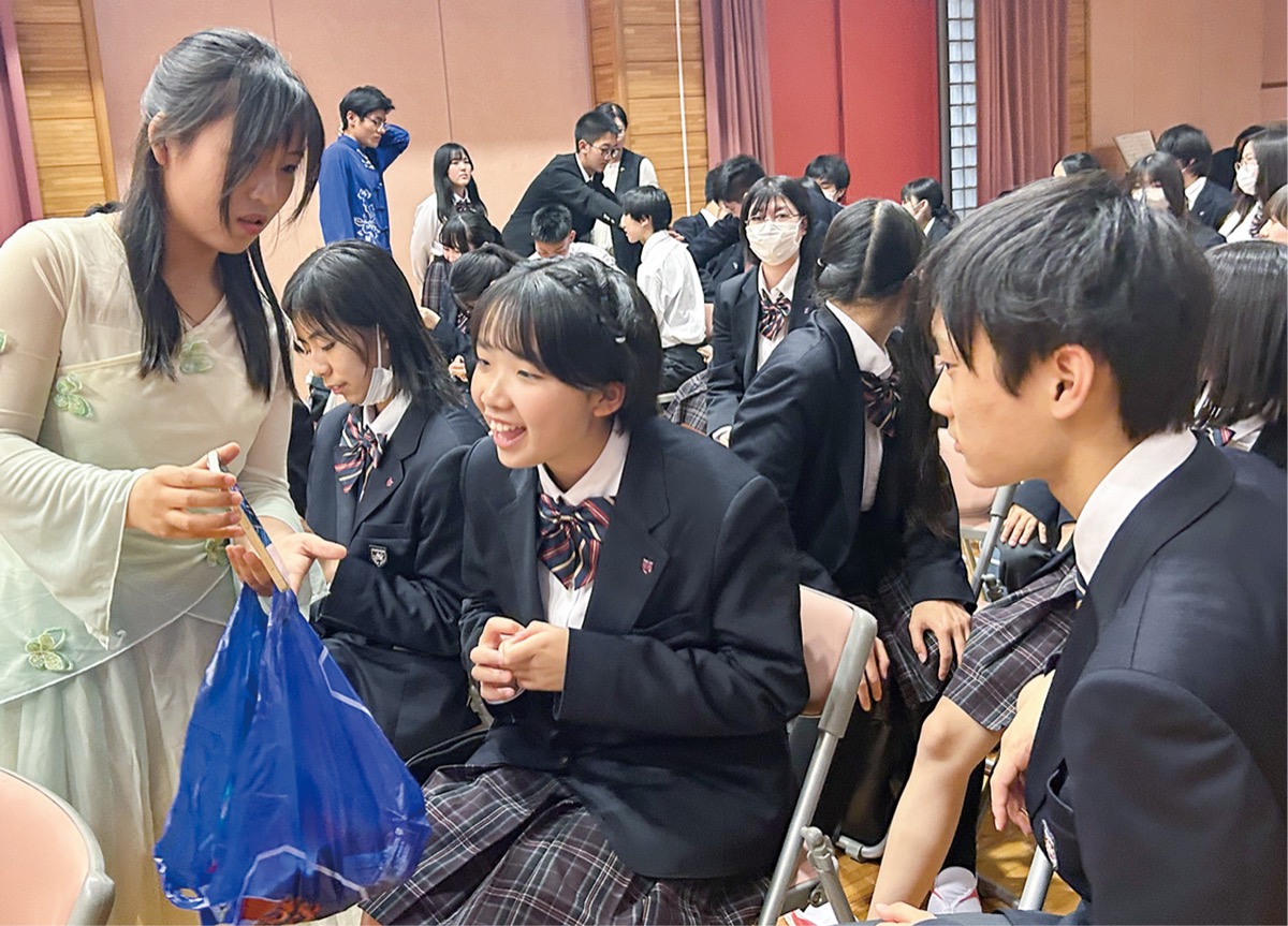 中国との交流に笑顔