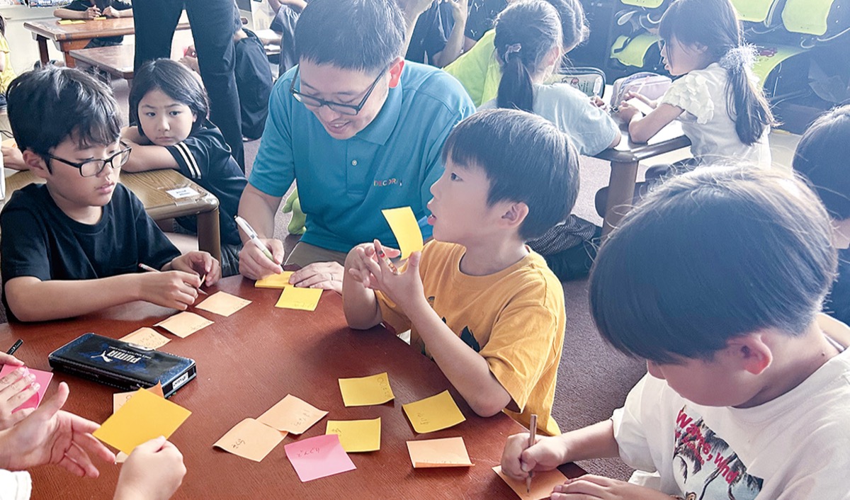 壁紙端材でまちの魅力紹介