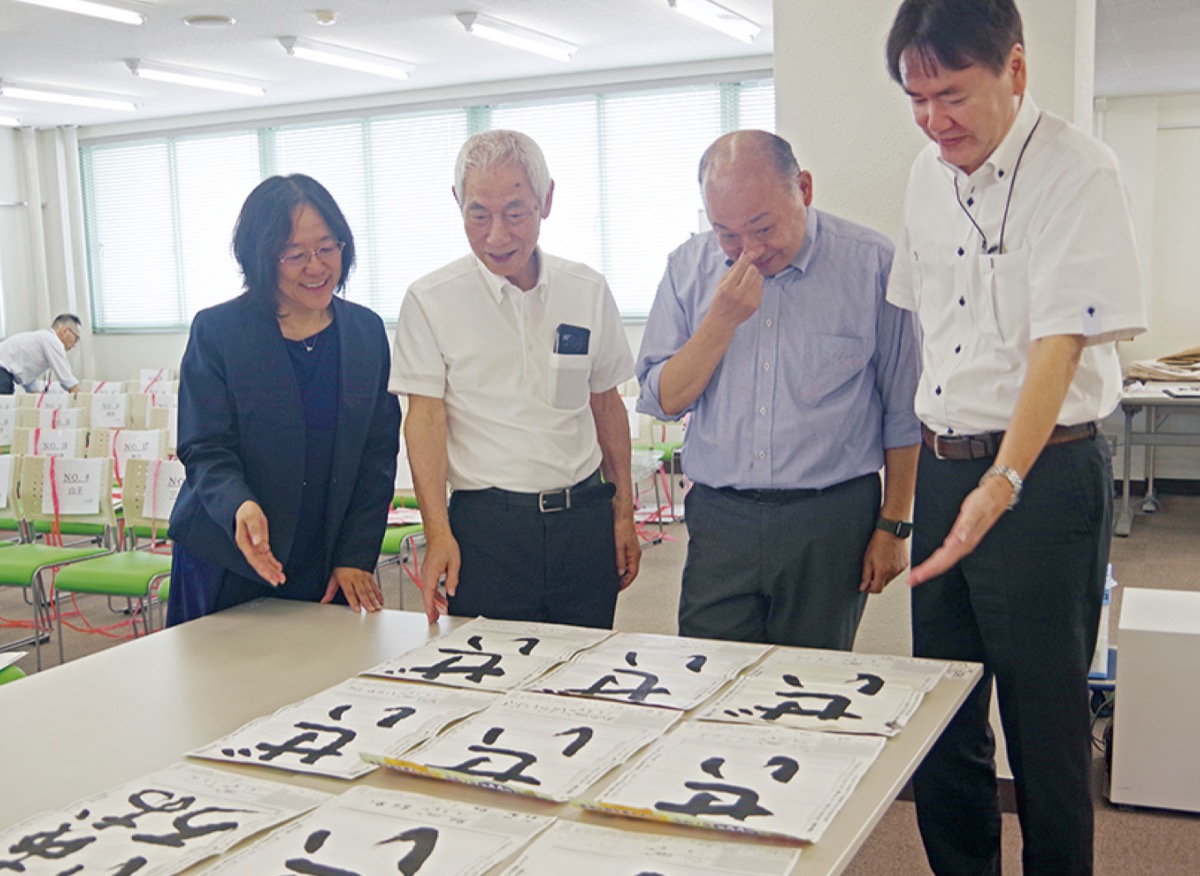 力作約８千点を審査