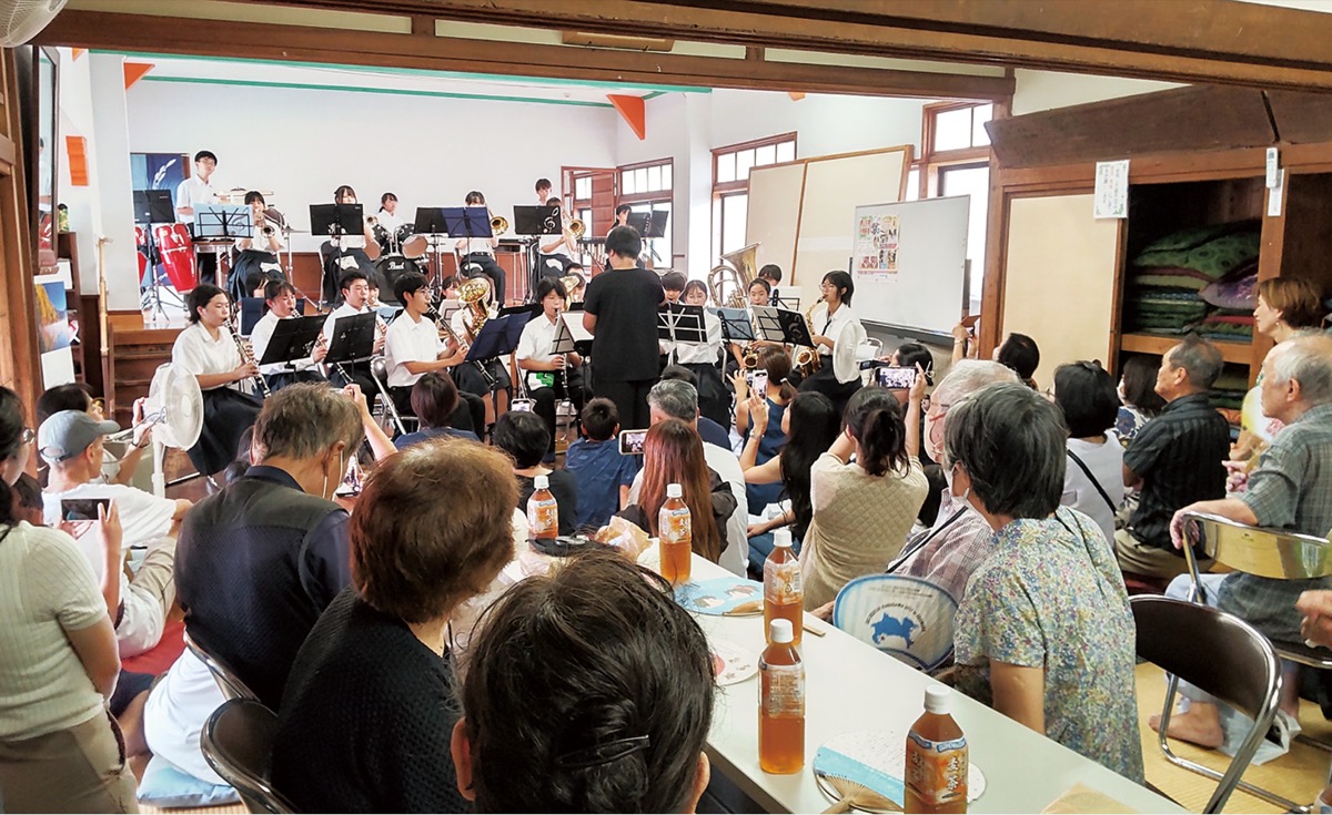 敬老行事に吹奏楽部好演