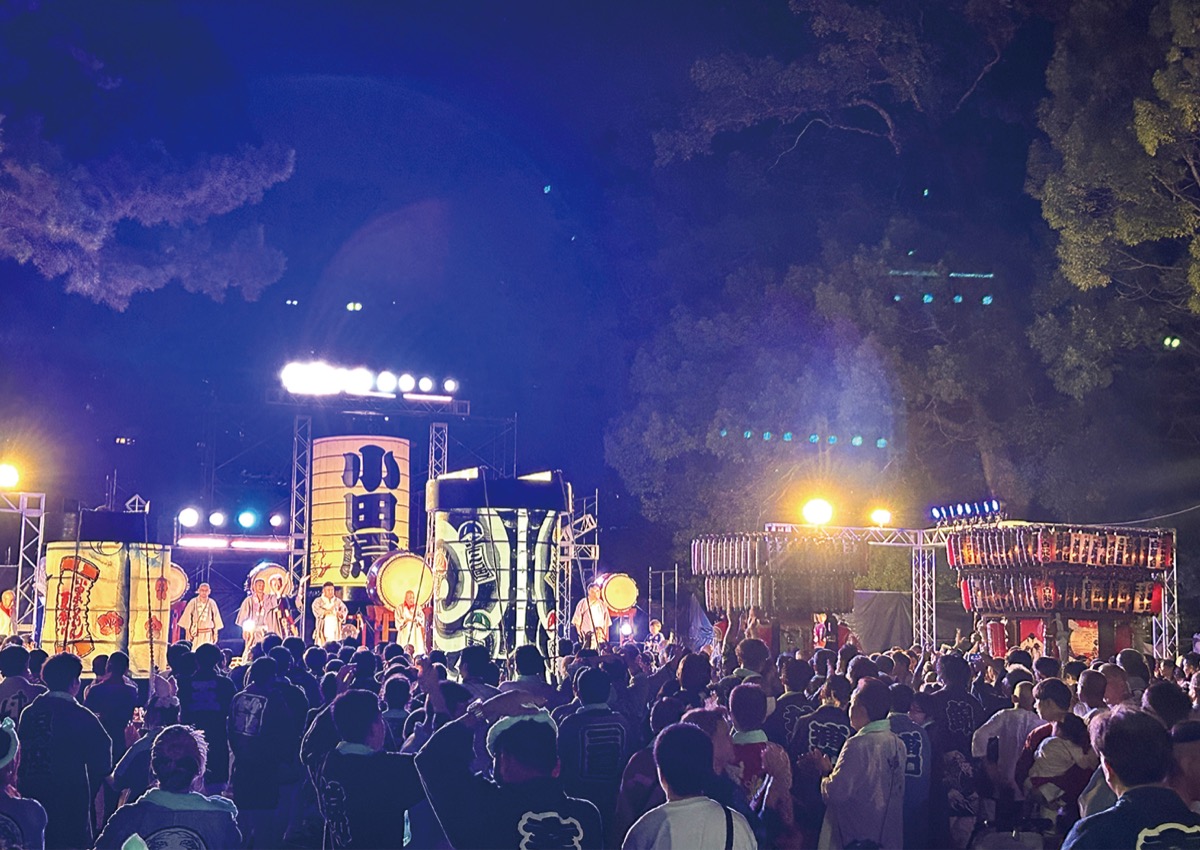 お城に灯りの賑わい