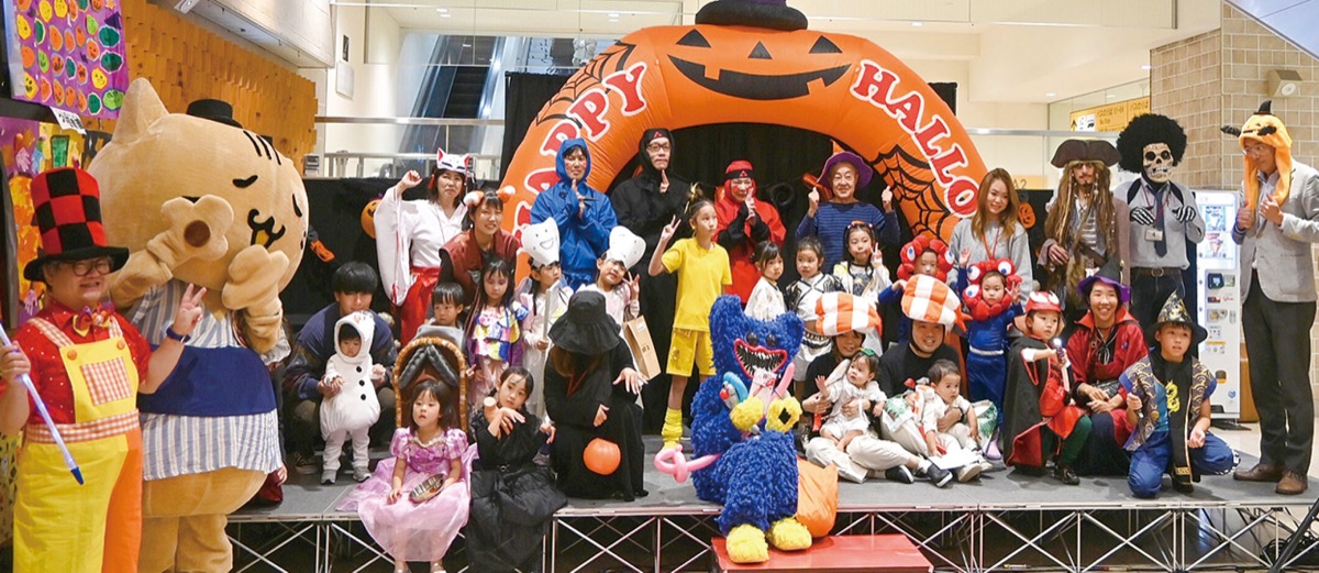 仮装で駅前にぎわう