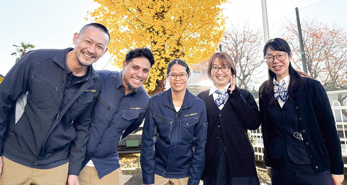 足柄事業所で働く従業員ら。「笑顔で働きやすい職場」を合言葉に、あいさつリーダーを設置するなど和気あいあいとした事業所づくりを目指している