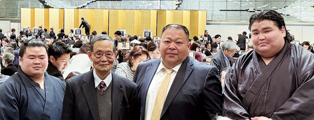 水野理事長・学園長（中央左）と一月場所でデビューする旭富士（右）、岸田光弘旭丘高相撲部監督、蒼富士