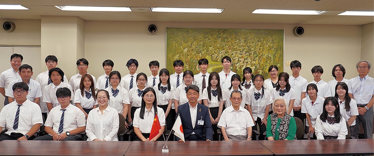両校の生徒らで加藤憲一小田原市長を表敬訪問（中央左から）西安外国語学校の徐莉莉先生、加藤市長、水野理事長・学園長、小早川のぞみ西湘日中友好協会会長