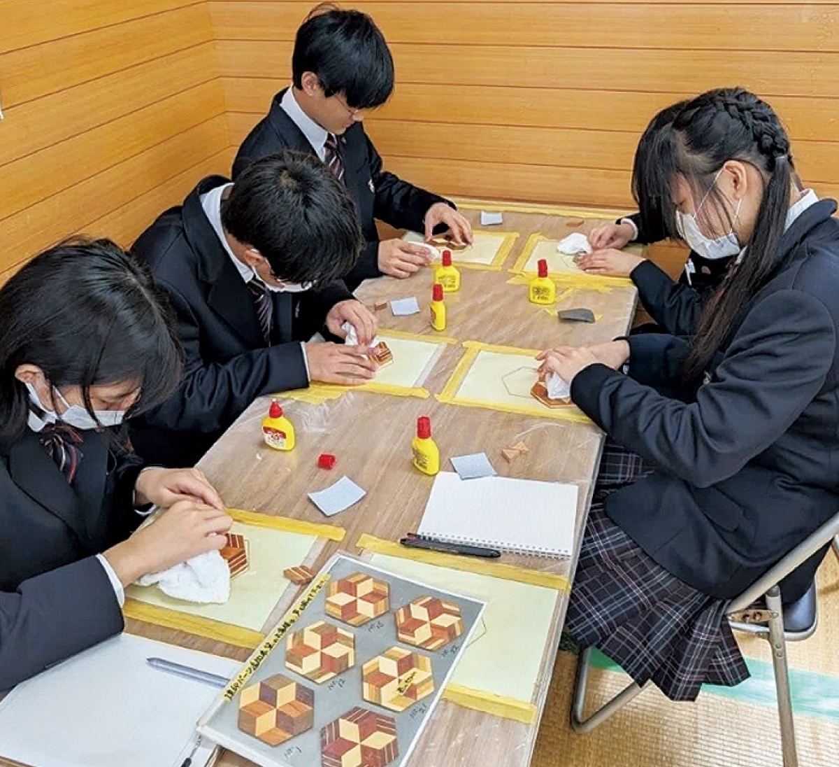 フィールドワークでは箱根の伝統工芸・寄木細工づくりを体験