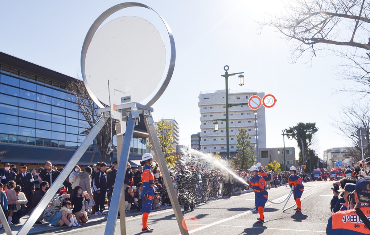 女性分団による操法の実演
