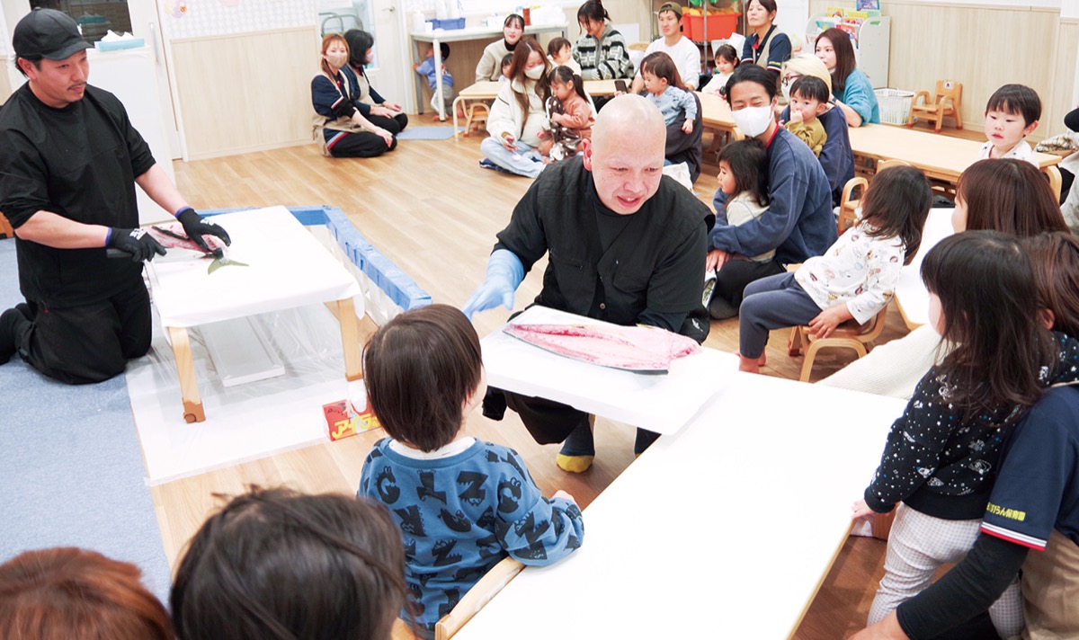 ハマチ解体に興味津々