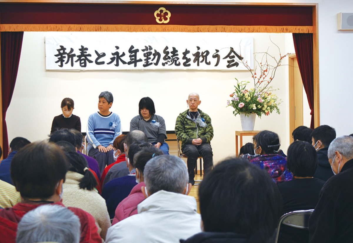 永年勤続の功労祝う