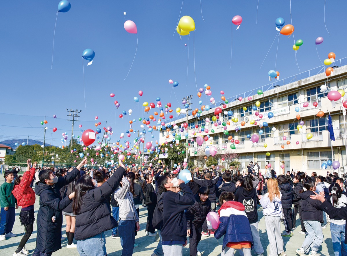 未来への希望乗せ青空へ