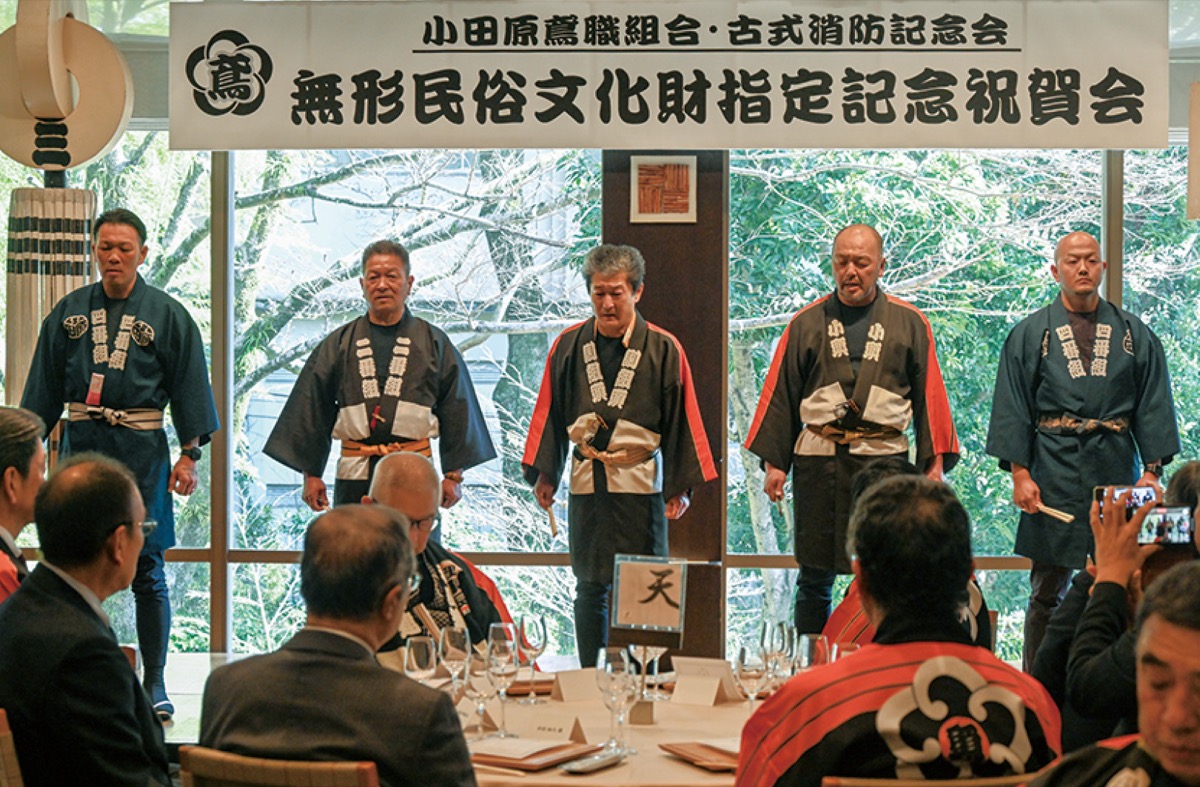 祝い木遣りを披露する職人