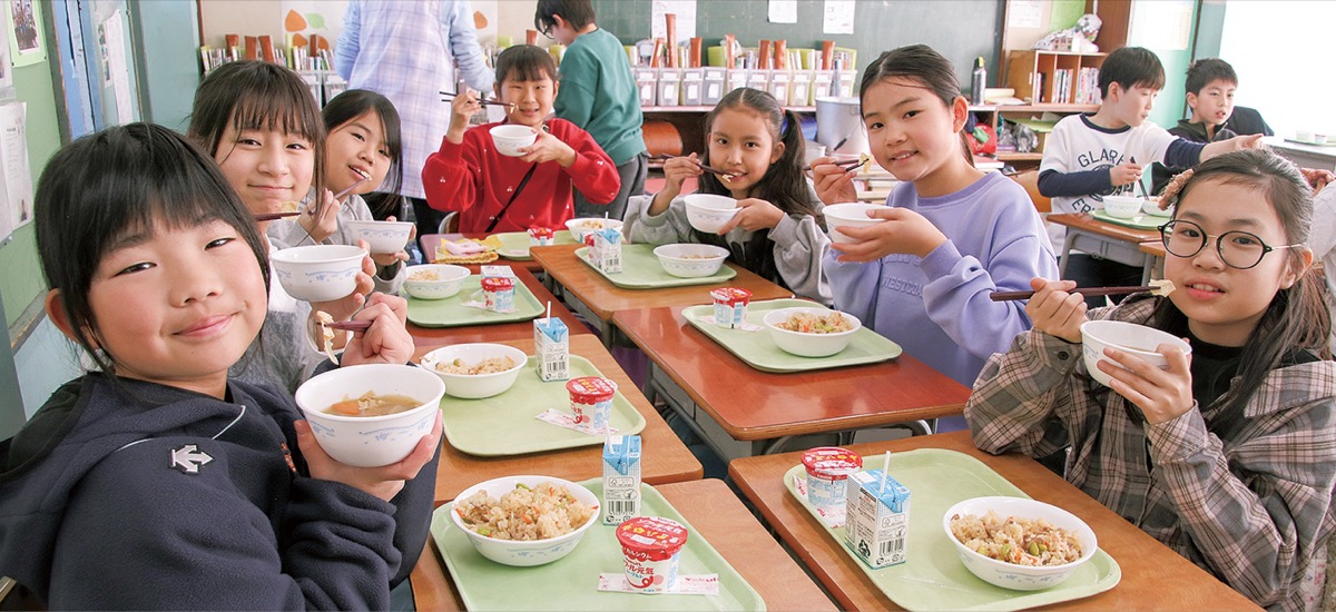笑顔で「ゆばのすまし汁」を味わう児童＝2月19日・酒匂小