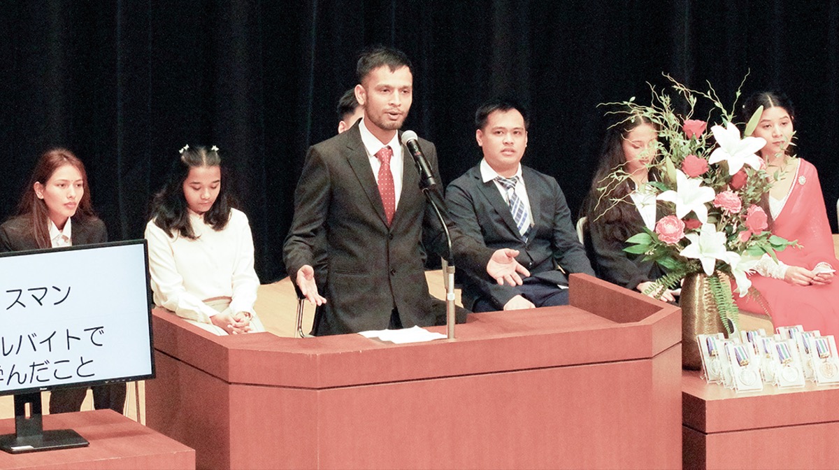 日頃の成果を披露する留学生