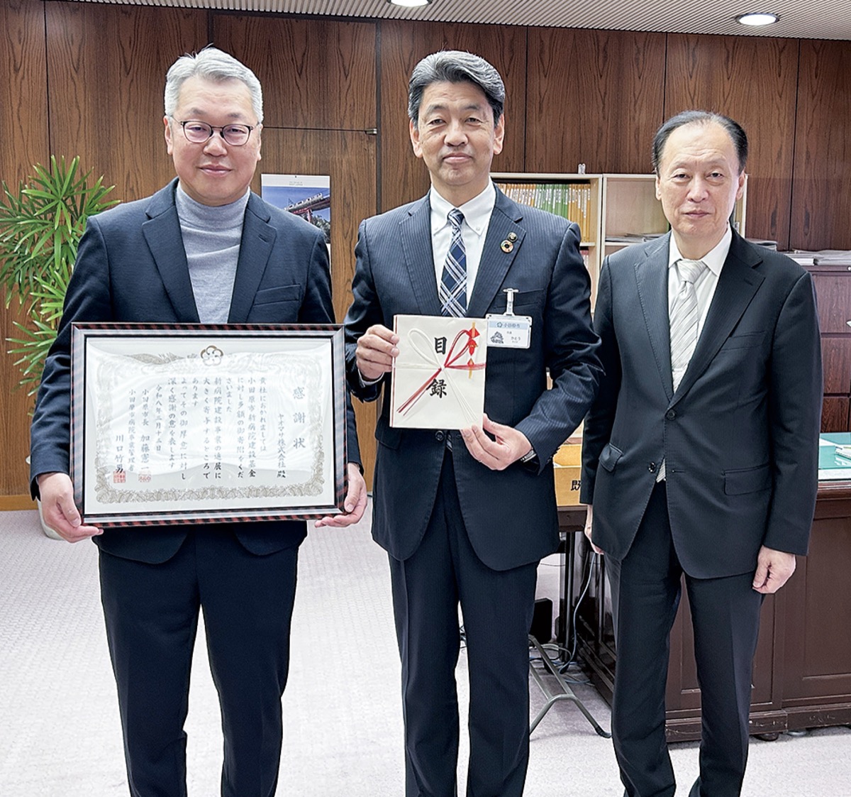 ヤオマサの田嶋社長（左）と加藤市長、川口病院事業管理者