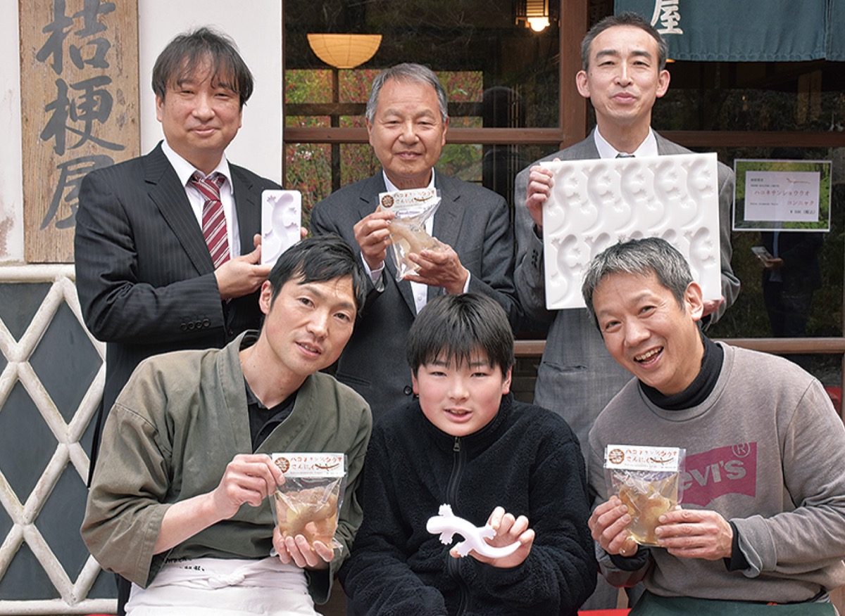 鈴木会長（前列左）と謙心さん（同中央）、後列中央のハマノ精機・濱野兼利代表取締役ら