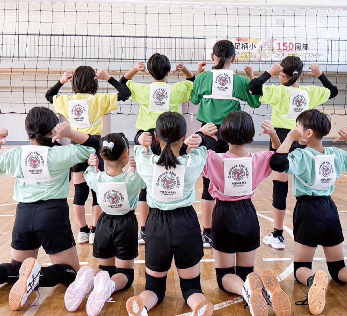 「冷えゾウくん」のリュックを装着した小学生