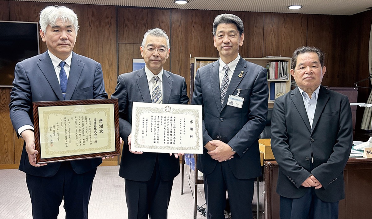 感謝状を持つ鈴木社長（中央左）