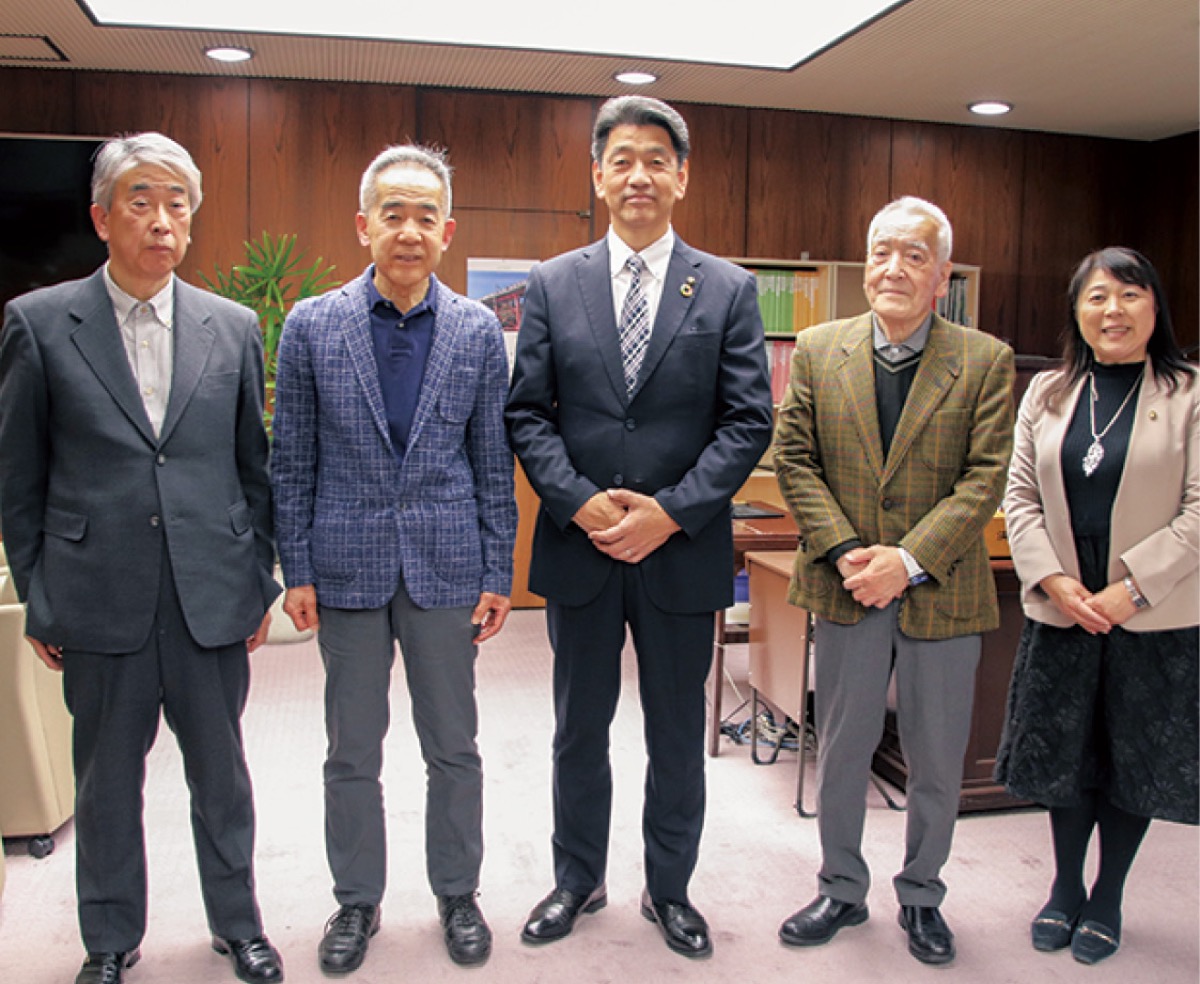 植村代表ら４人が訪問した